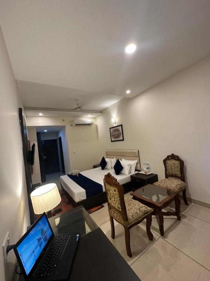 Hotel Jb Residency !! Luxurious & Royal Balcony Rooms !! Large Rooms Zirakpur Luaran gambar