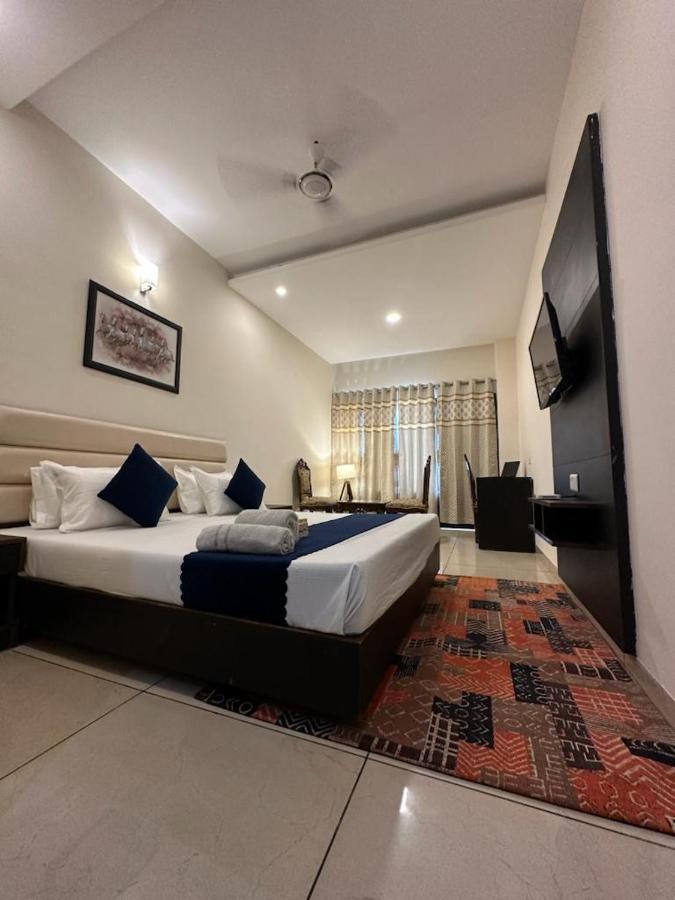 Hotel Jb Residency !! Luxurious & Royal Balcony Rooms !! Large Rooms Zirakpur Luaran gambar
