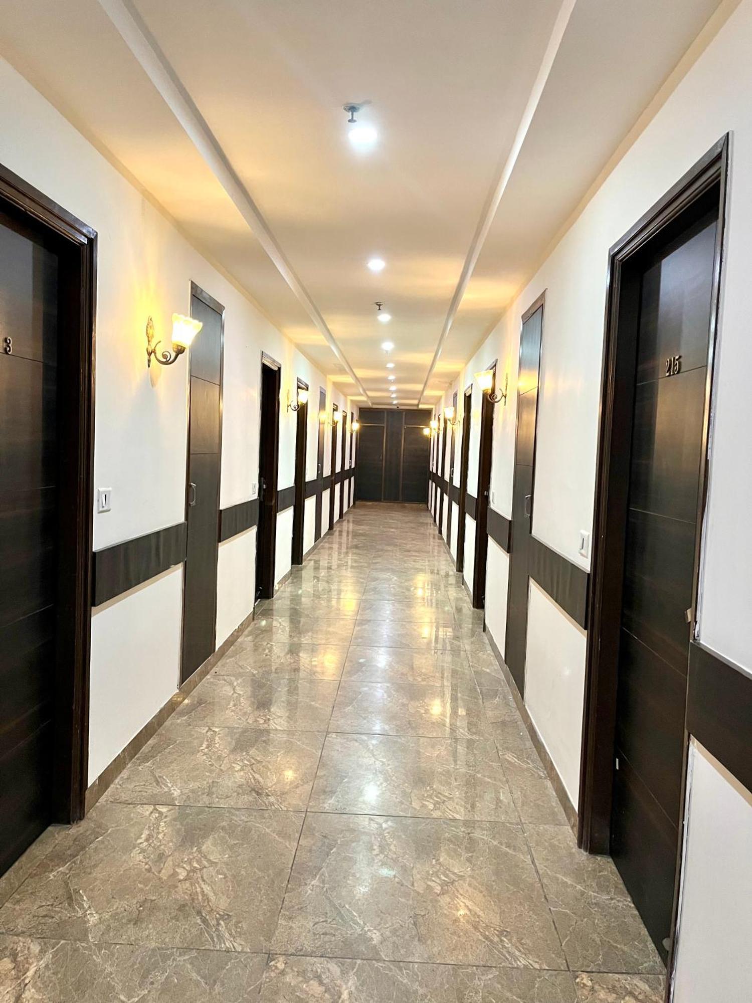 Hotel Jb Residency !! Luxurious & Royal Balcony Rooms !! Large Rooms Zirakpur Luaran gambar