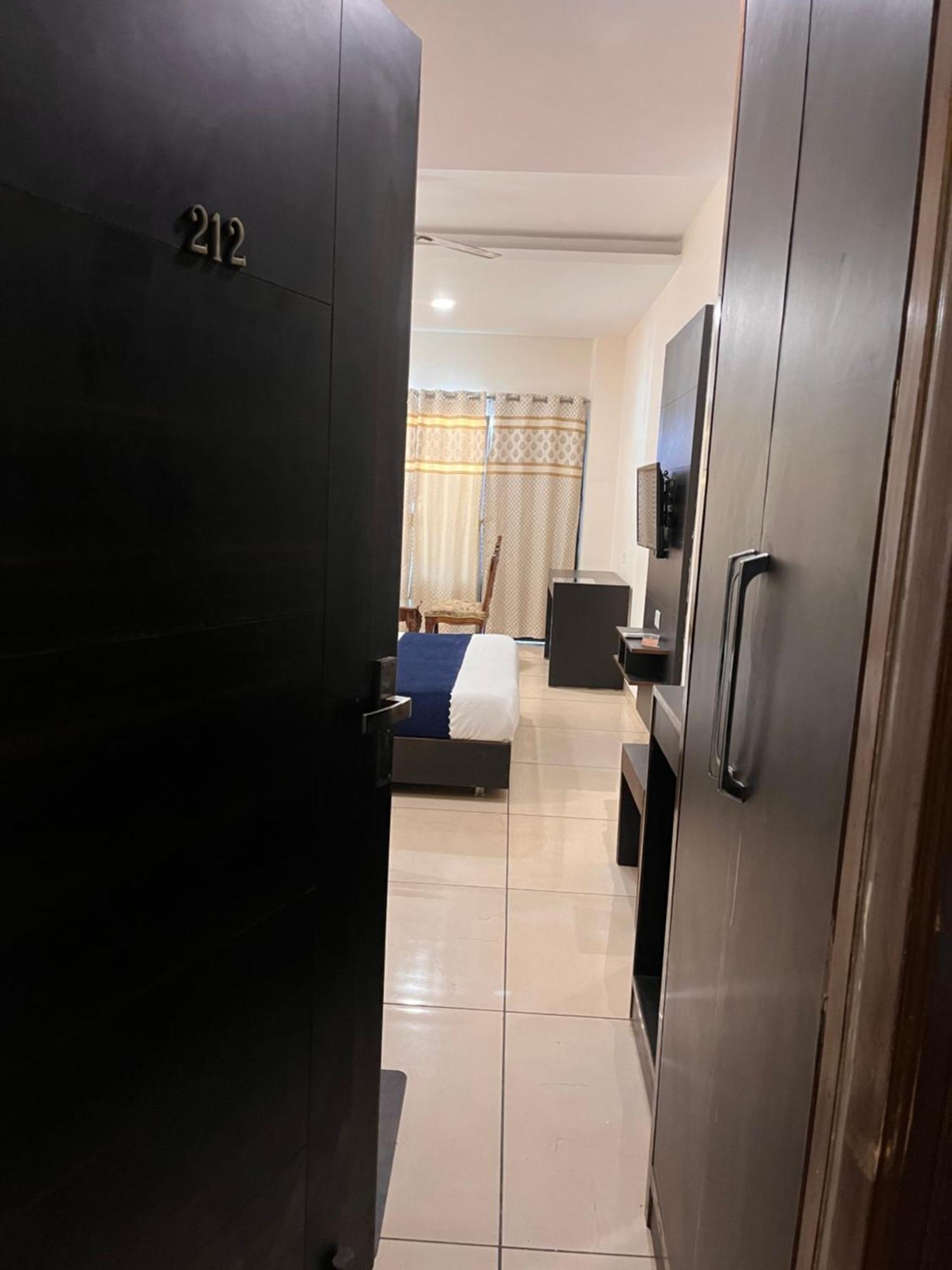 Hotel Jb Residency !! Luxurious & Royal Balcony Rooms !! Large Rooms Zirakpur Luaran gambar