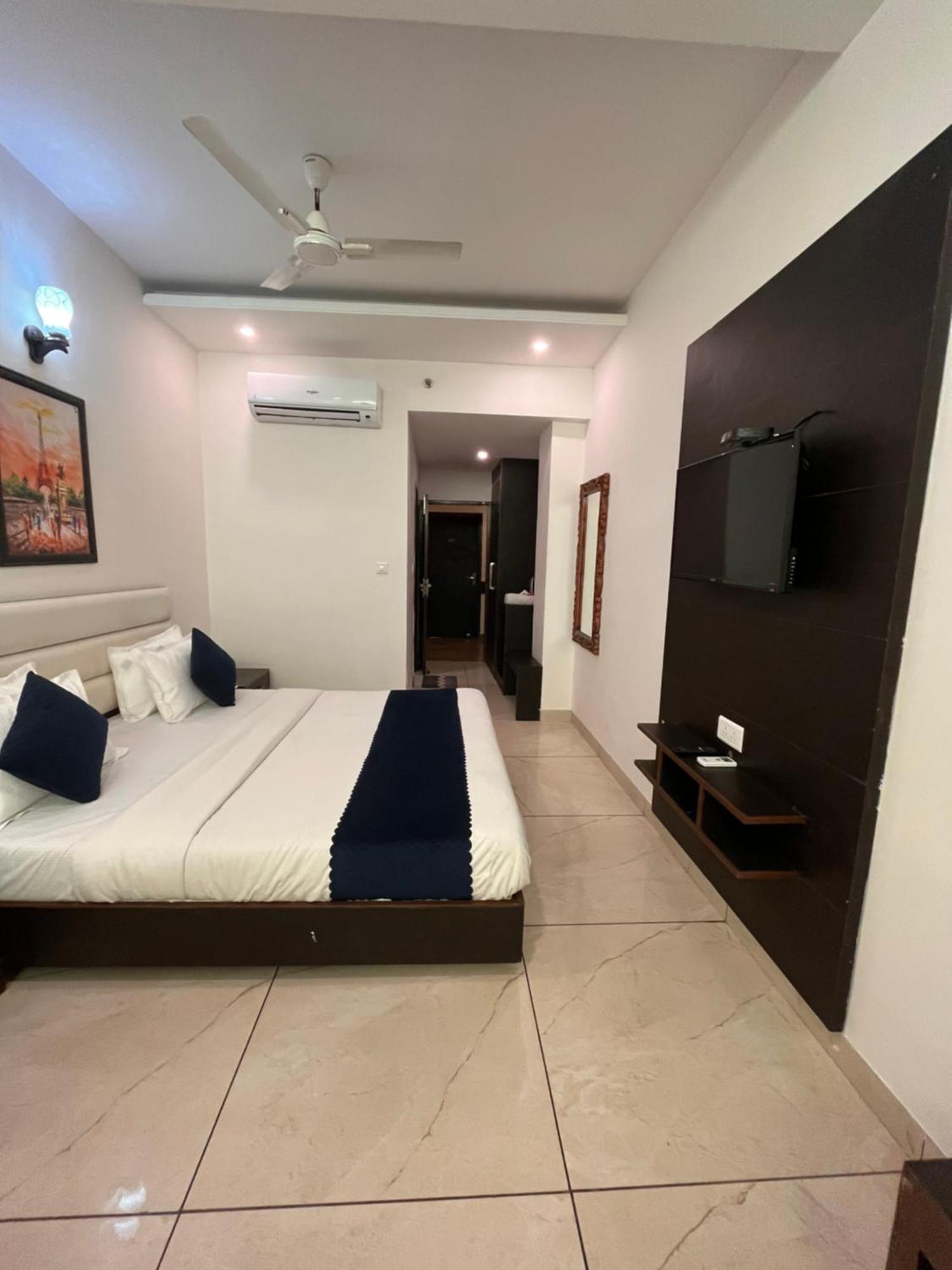 Hotel Jb Residency !! Luxurious & Royal Balcony Rooms !! Large Rooms Zirakpur Luaran gambar