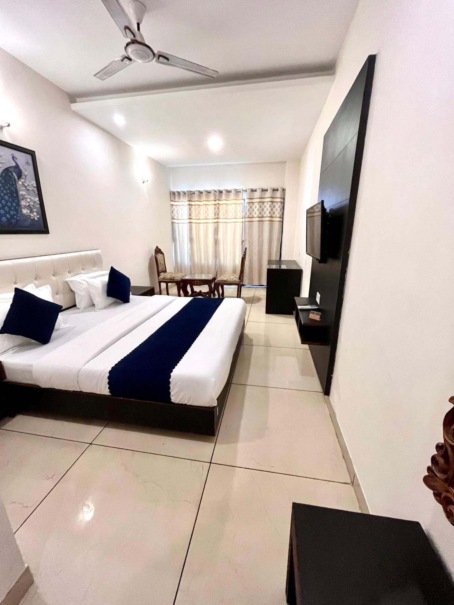 Hotel Jb Residency !! Luxurious & Royal Balcony Rooms !! Large Rooms Zirakpur Luaran gambar