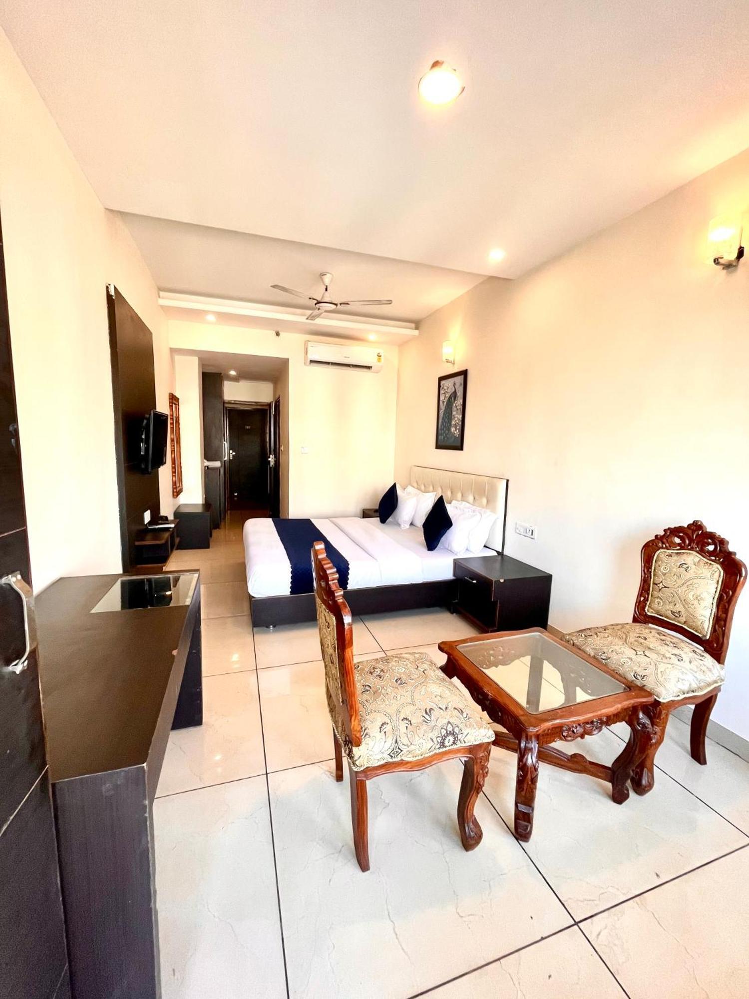 Hotel Jb Residency !! Luxurious & Royal Balcony Rooms !! Large Rooms Zirakpur Luaran gambar