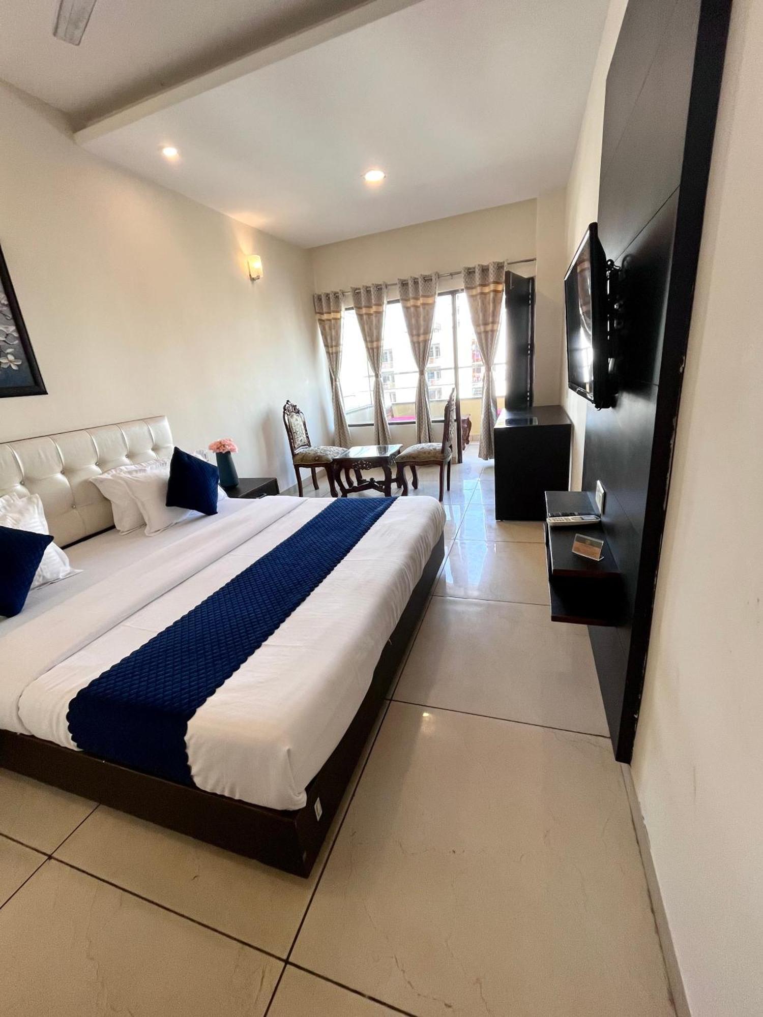 Hotel Jb Residency !! Luxurious & Royal Balcony Rooms !! Large Rooms Zirakpur Luaran gambar