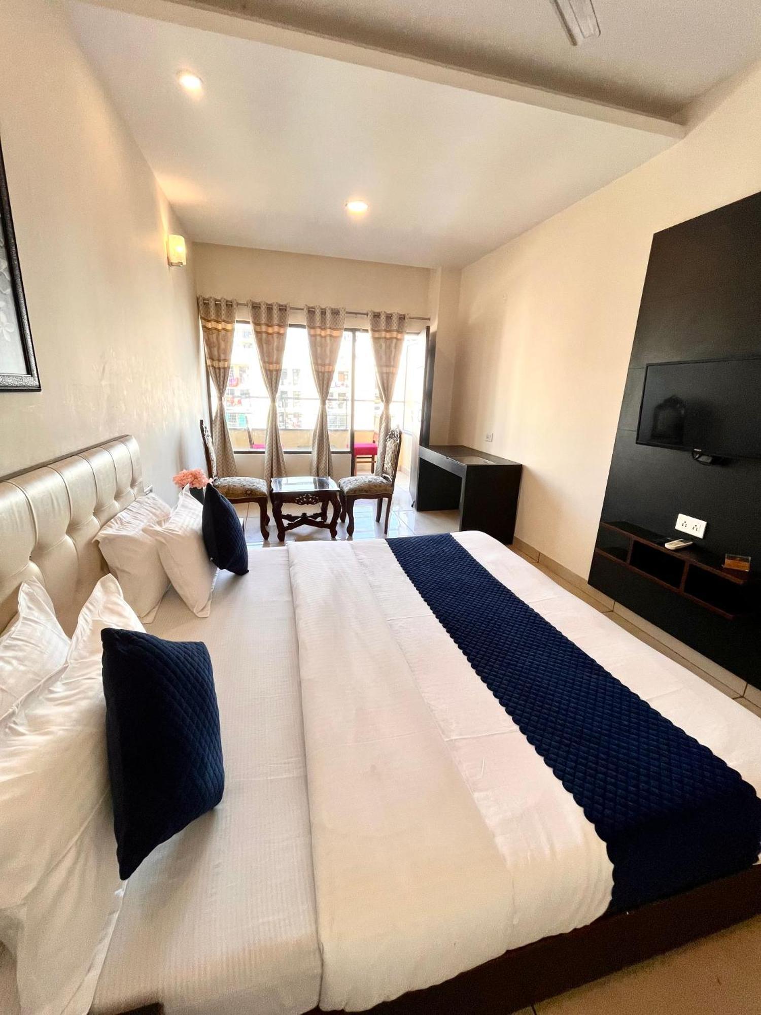 Hotel Jb Residency !! Luxurious & Royal Balcony Rooms !! Large Rooms Zirakpur Luaran gambar