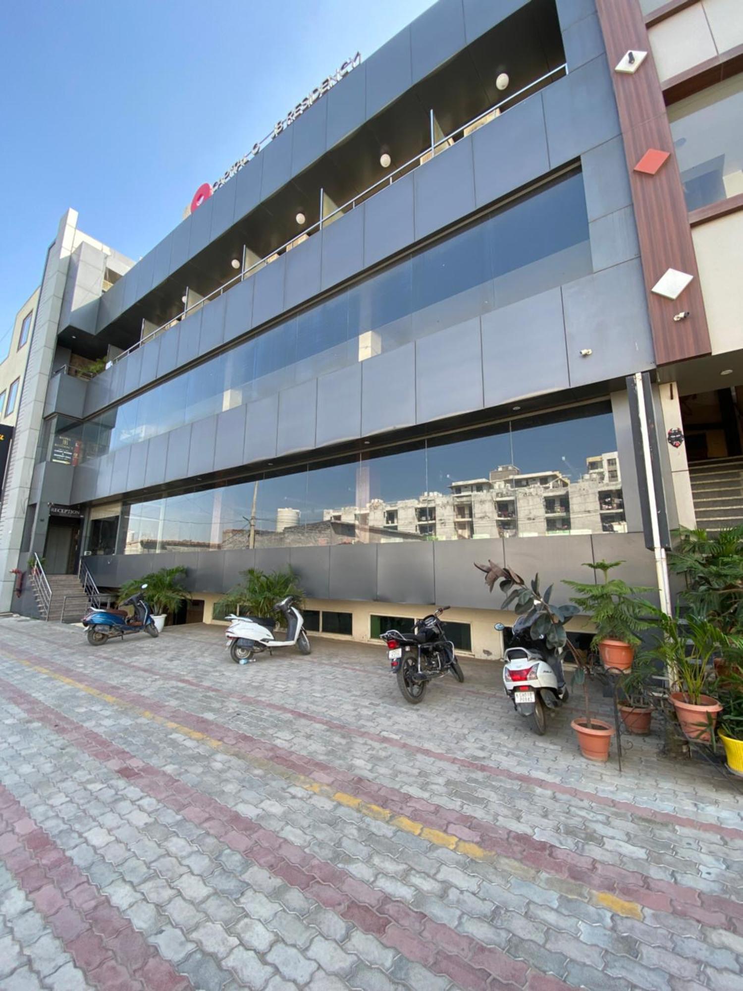 Hotel Jb Residency !! Luxurious & Royal Balcony Rooms !! Large Rooms Zirakpur Luaran gambar