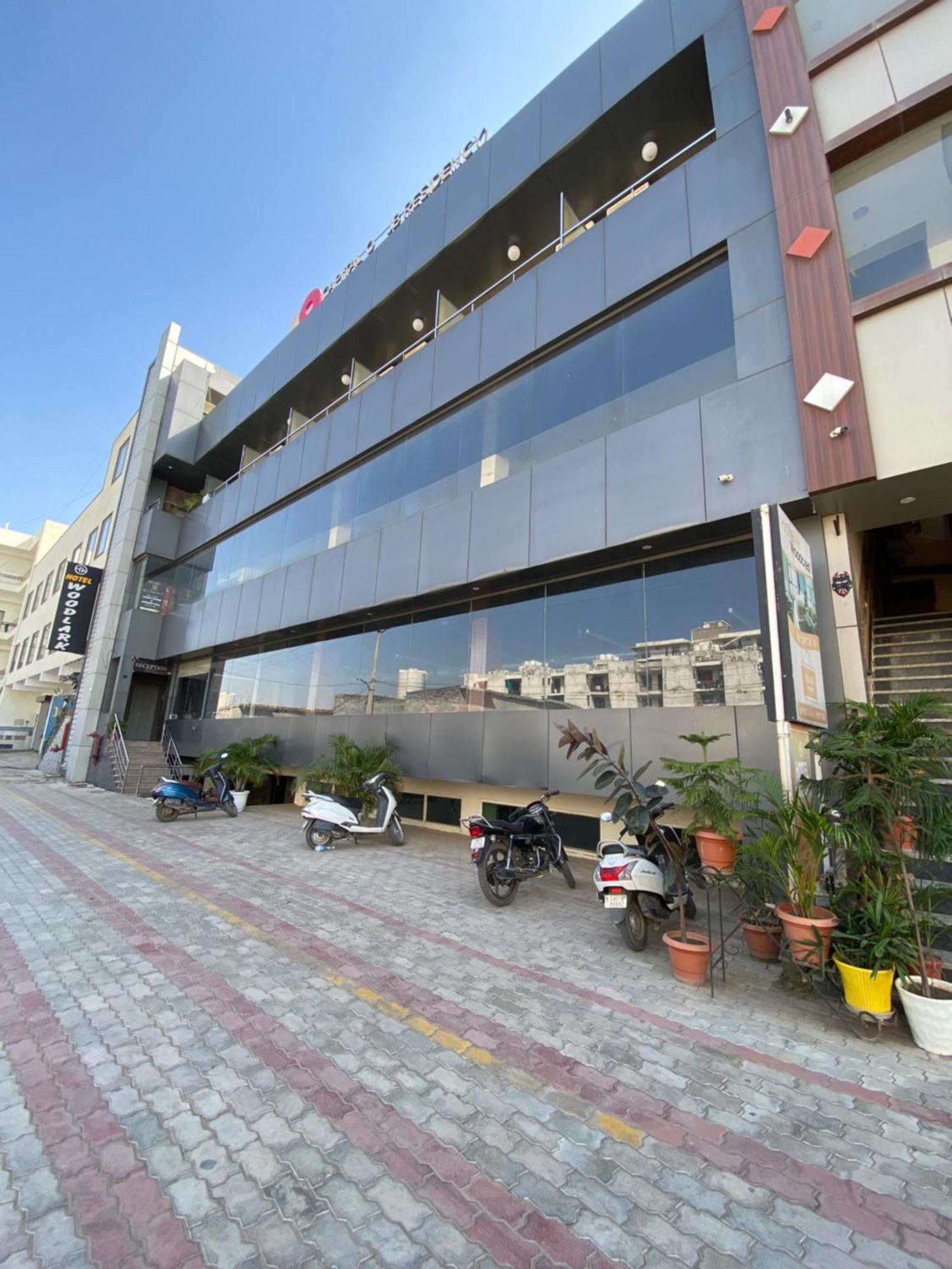 Hotel Jb Residency !! Luxurious & Royal Balcony Rooms !! Large Rooms Zirakpur Luaran gambar