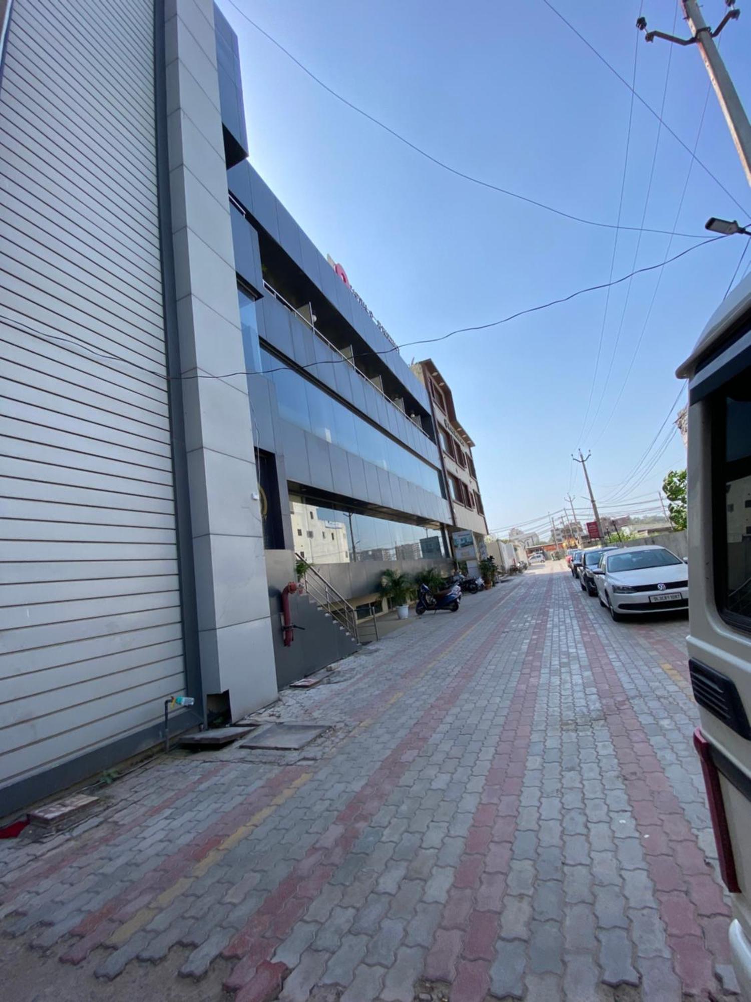 Hotel Jb Residency !! Luxurious & Royal Balcony Rooms !! Large Rooms Zirakpur Luaran gambar