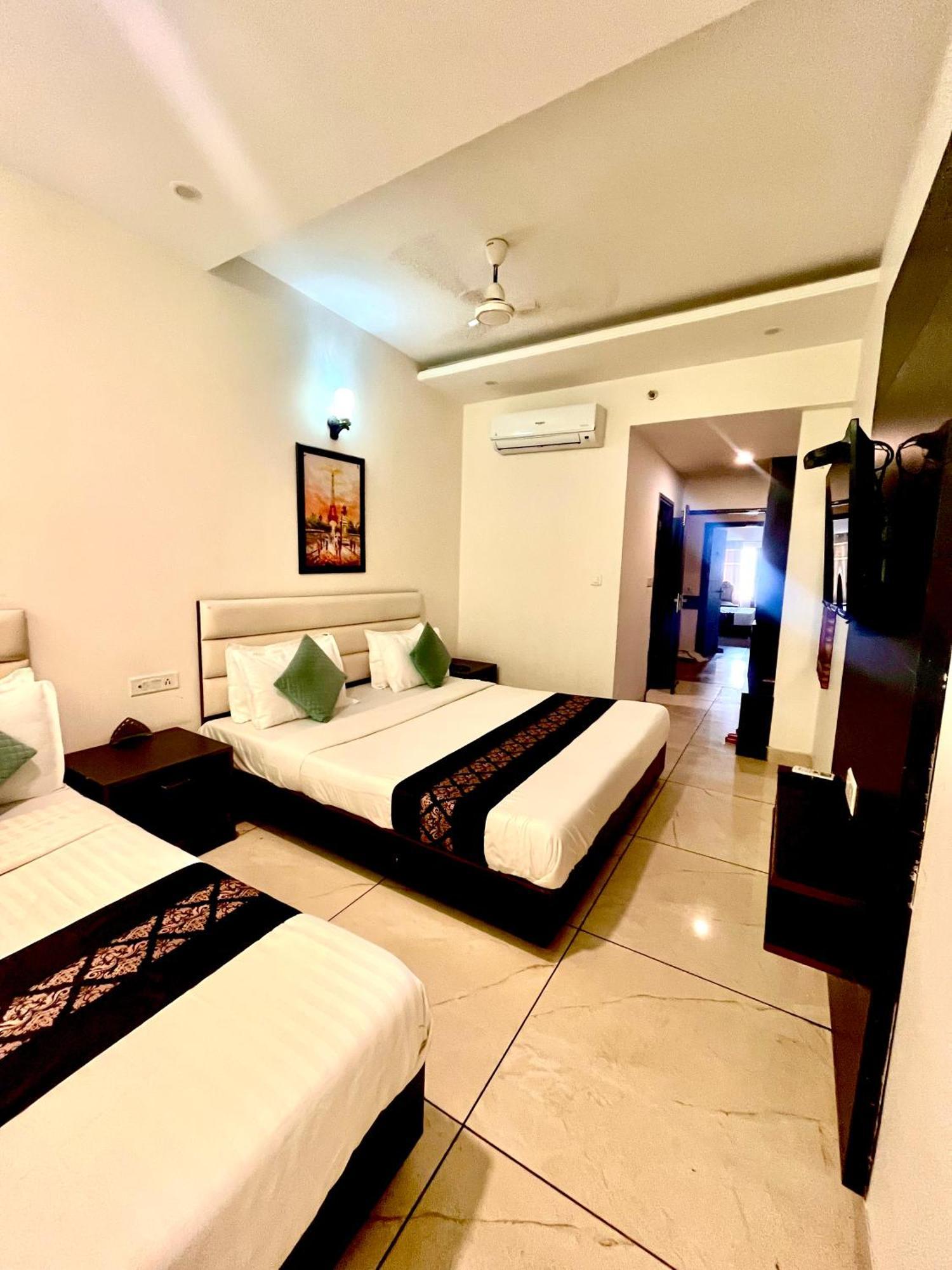 Hotel Jb Residency !! Luxurious & Royal Balcony Rooms !! Large Rooms Zirakpur Luaran gambar