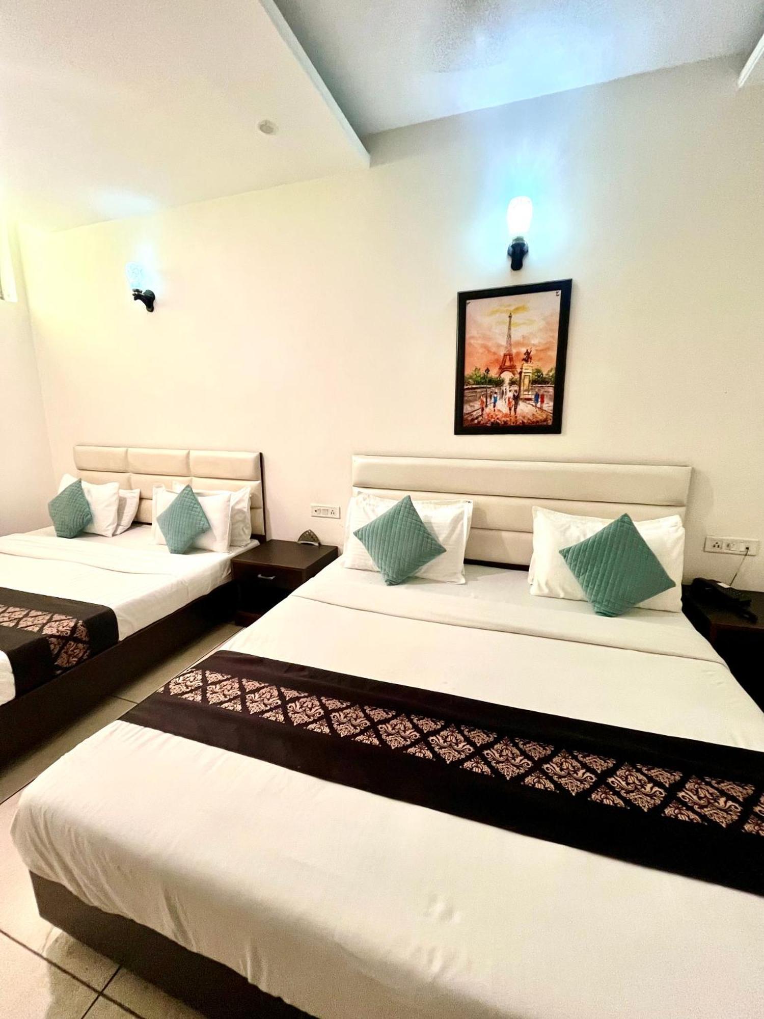 Hotel Jb Residency !! Luxurious & Royal Balcony Rooms !! Large Rooms Zirakpur Luaran gambar