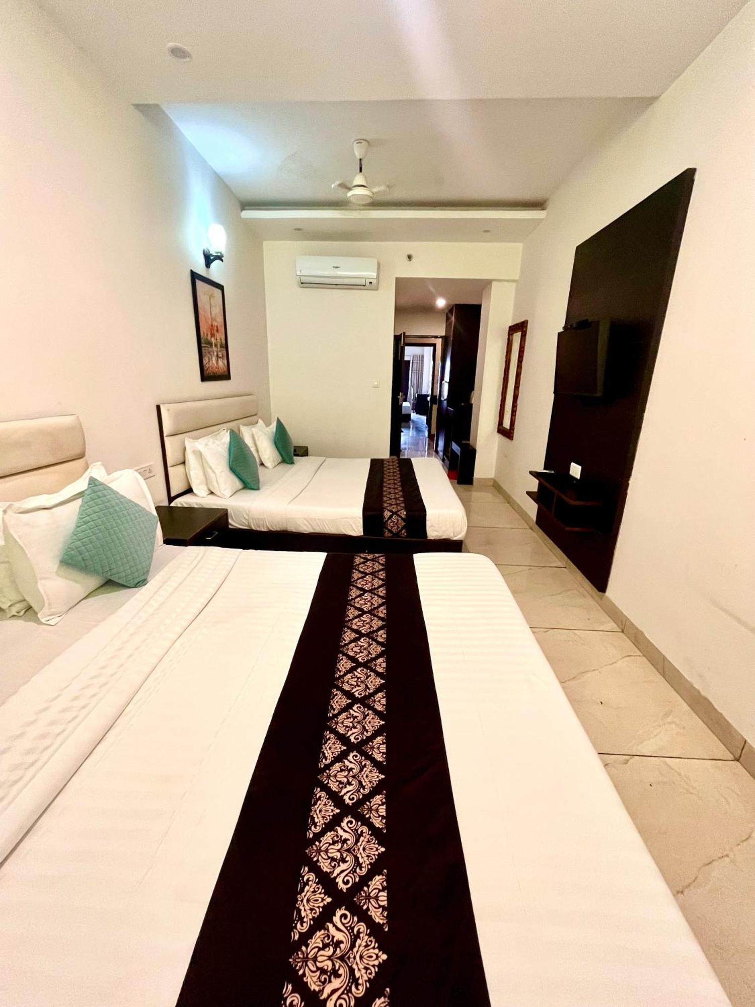 Hotel Jb Residency !! Luxurious & Royal Balcony Rooms !! Large Rooms Zirakpur Luaran gambar